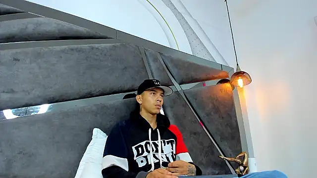 Noah Tokisha online show from 12/03/24, 04:03