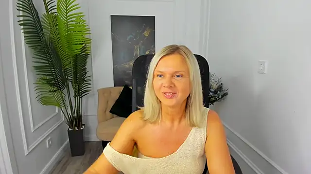 Snapshot of AgathaKlouin chatting on 10/02/25, 07:10 AgathaKlouin online show from 10/02/25, 07:10