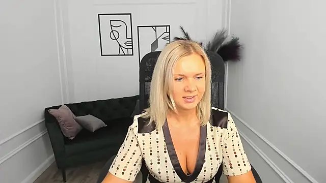 Snapshot of AgathaKlouin chatting on 10/05/25, 07:12 AgathaKlouin online show from 10/05/25, 07:12