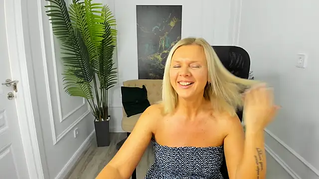 Snapshot of AgathaKlouin chatting on 10/07/25, 07:11 AgathaKlouin online show from 10/07/25, 07:11