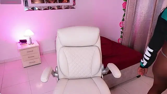 Alondrasparrow2 online show from 02/11/25, 08:10