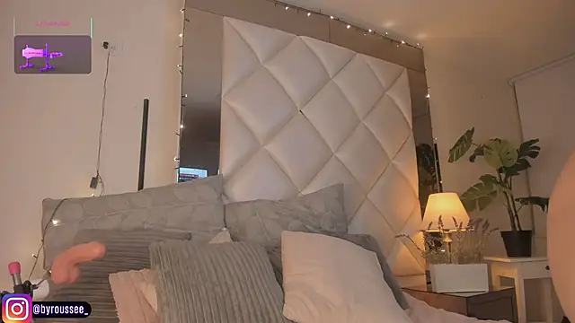 KimRoussee online show from 12/17/25, 04:29