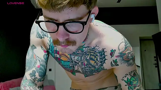 Snapshot of white_King9999 chatting on 11/14/25, 04:00 white King9999 online show from 11/14/25, 04:00