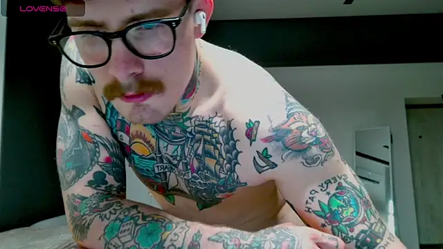 Snapshot of white_King9999 chatting on 11/15/25, 01:18 white King9999 online show from 11/15/25, 01:18