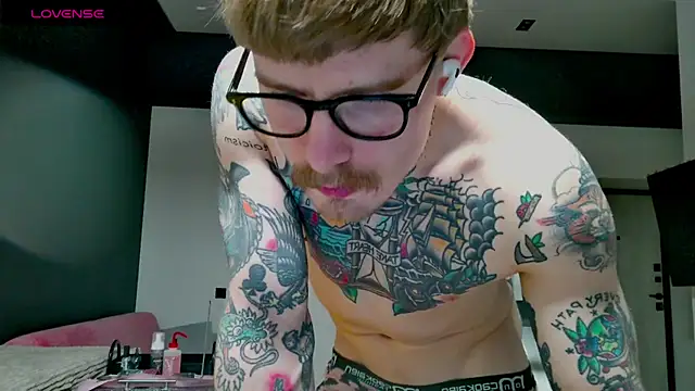 Snapshot of white_King9999 chatting on 12/15/25, 03:44 white King9999 online show from 12/15/25, 03:44