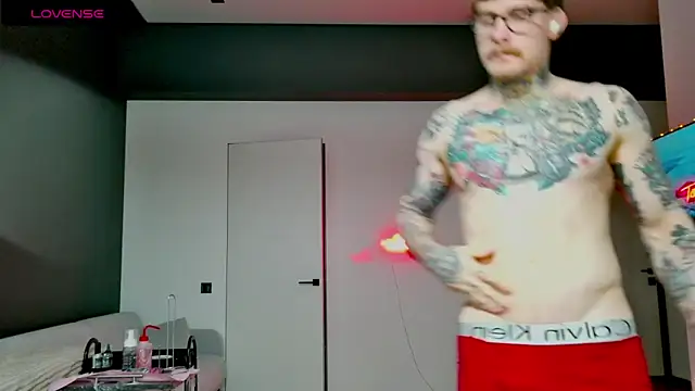 Snapshot of white_King9999 chatting on 12/21/25, 01:07 white King9999 online show from 12/21/25, 01:07