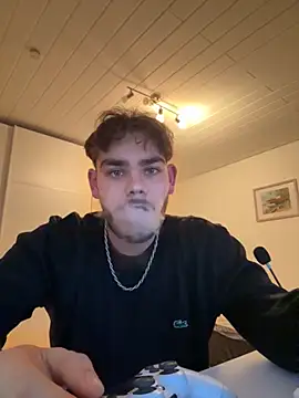 Snapshot of JuNIs_ chatting on 10/21/25, 05:02 JuNIs online show from 10/21/25, 05:02