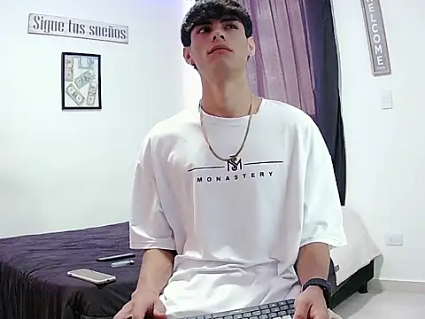 Snapshot of harrytomson_1 chatting on 11/17/25, 06:35 harrytomson 1 online show from 11/17/25, 06:35