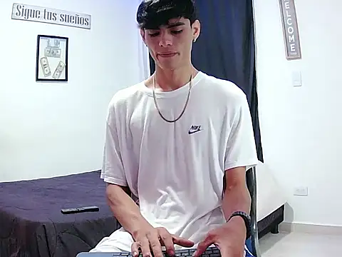 Snapshot of harrytomson_1 chatting on 11/29/25, 11:52 harrytomson 1 online show from 11/29/25, 11:52