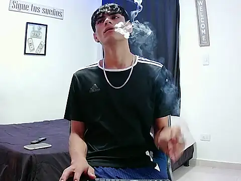 Snapshot of harrytomson_1 chatting on 12/14/25, 10:31 harrytomson 1 online show from 12/14/25, 10:31