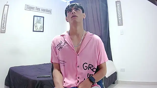 Snapshot of harrytomson_1 chatting on 12/15/25, 01:04 harrytomson 1 online show from 12/15/25, 01:04