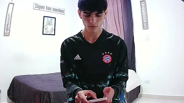 Snapshot of harrytomson_1 chatting on 12/16/25, 04:23 harrytomson 1 online show from 12/16/25, 04:23