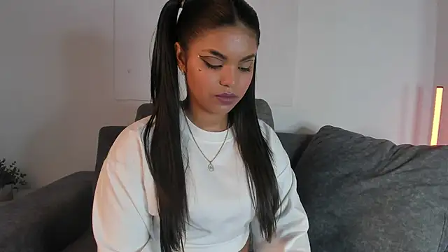 Snapshot of zoe_roux21 chatting on 02/22/25, 07:58 zoe roux21 online show from 02/22/25, 07:58