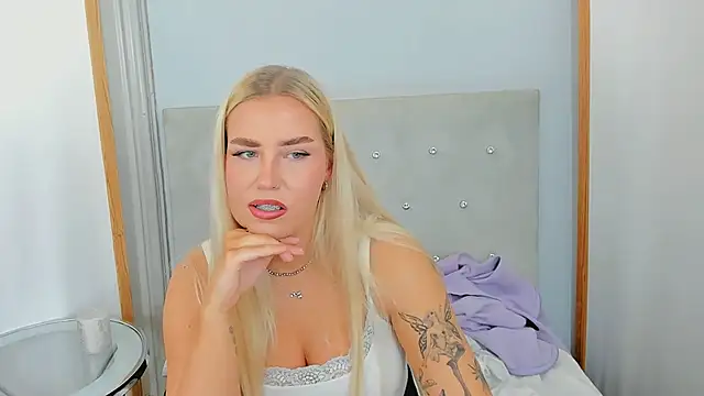 Snapshot of KristyHoney chatting on 02/23/25, 06:17 KristyHoney online show from 02/23/25, 06:17