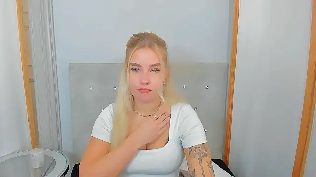 Snapshot of KristyHoney chatting on 03/03/25, 06:26 KristyHoney online show from 03/03/25, 06:26