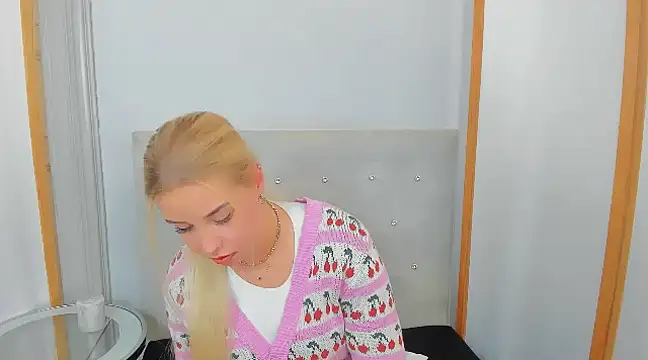 Snapshot of KristyHoney chatting on 03/04/25, 09:51 KristyHoney online show from 03/04/25, 09:51