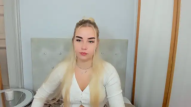 Snapshot of KristyHoney chatting on 03/08/25, 06:10 KristyHoney online show from 03/08/25, 06:10