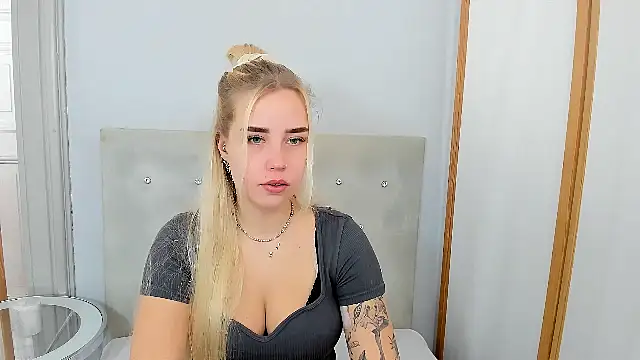 Snapshot of KristyHoney chatting on 03/10/25, 06:27 KristyHoney online show from 03/10/25, 06:27