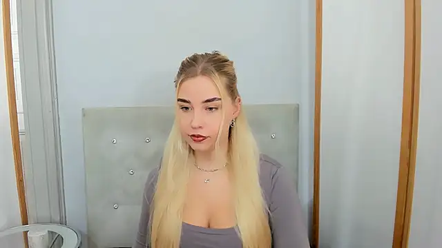 Snapshot of KristyHoney chatting on 03/17/25, 06:18 KristyHoney online show from 03/17/25, 06:18