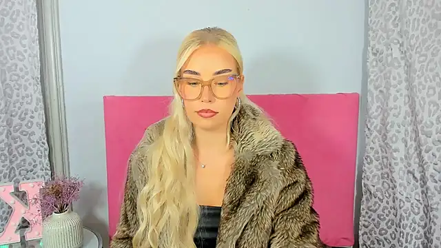 Snapshot of KristyHoney chatting on 10/09/25, 02:15 KristyHoney online show from 10/09/25, 02:15