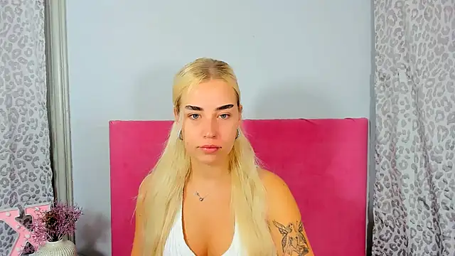 Snapshot of KristyHoney chatting on 10/10/25, 05:17 KristyHoney online show from 10/10/25, 05:17