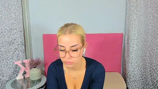 Snapshot of KristyHoney chatting on 10/18/25, 05:03 KristyHoney online show from 10/18/25, 05:03