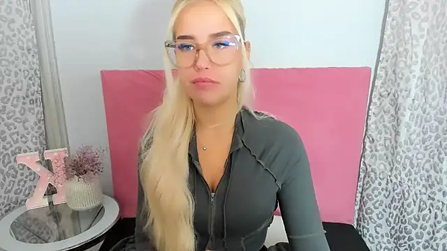 Snapshot of KristyHoney chatting on 11/10/25, 08:24 KristyHoney online show from 11/10/25, 08:24