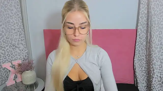 Snapshot of KristyHoney chatting on 11/15/25, 09:11 KristyHoney online show from 11/15/25, 09:11