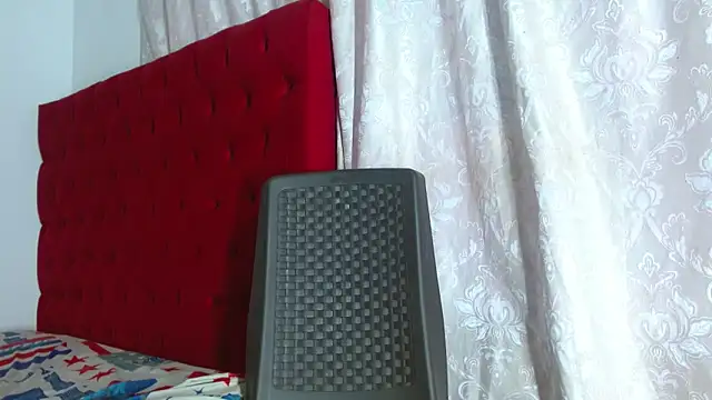 Snapshot of cristinamontiel chatting on 11/13/25, 03:55 cristinamontiel online show from 11/13/25, 03:55