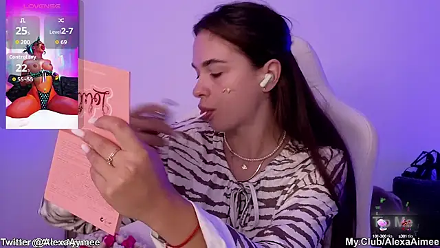 Snapshot of AlexaAimee chatting on 09/28/25, 01:11 AlexaAimee online show from 09/28/25, 01:11