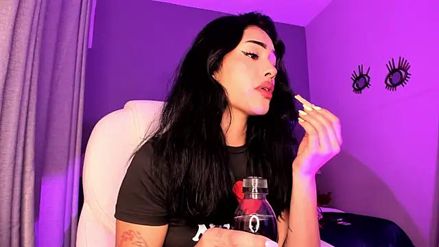 Snapshot of Giovanna_oliveira chatting on 11/21/25, 06:56 Giovanna oliveira online show from 11/21/25, 06:56