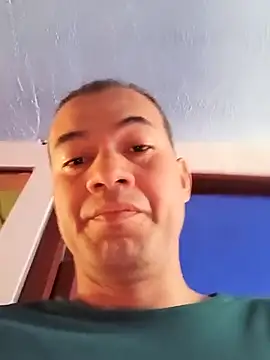 Snapshot of gustosito chatting on 10/31/25, 04:41 gustosito online show from 10/31/25, 04:41