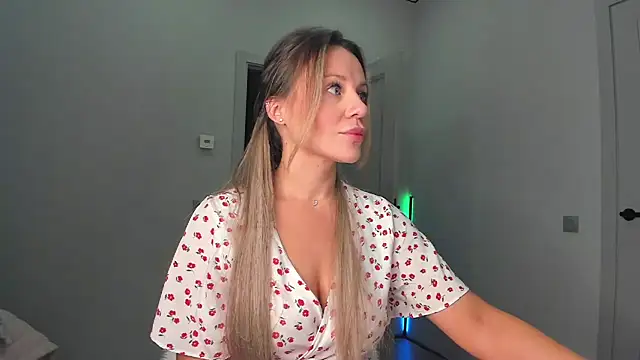 Snapshot of _cometoseeme_ chatting on 11/14/25, 05:00 cometoseeme online show from 11/14/25, 05:00