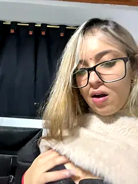 Snapshot of Isabella_Foxx_ chatting on 11/08/25, 12:33 Isabella Foxx online show from 11/08/25, 12:33