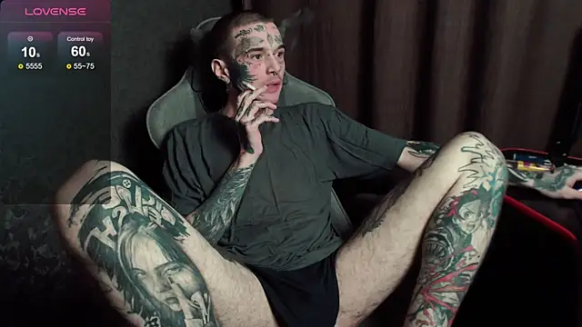 Snapshot of lonelycrystal chatting on 10/28/25, 09:17 lonelycrystal online show from 10/28/25, 09:17