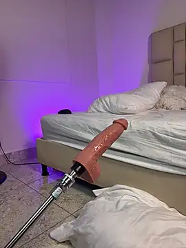 Snapshot of bella__honey chatting on 02/10/25, 01:35 bella honey online show from 02/10/25, 01:35