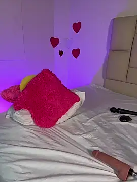 Snapshot of bella__honey chatting on 02/15/25, 07:50 bella honey online show from 02/15/25, 07:50