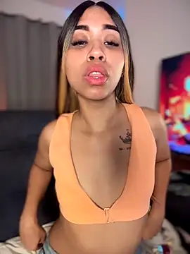 Snapshot of bella__honey chatting on 10/31/25, 11:17 bella honey online show from 10/31/25, 11:17