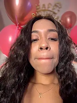 Snapshot of bella__honey chatting on 12/16/25, 01:43 bella honey online show from 12/16/25, 01:43