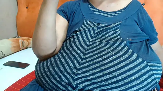 Snapshot of tinagiant chatting on 10/15/25, 08:25 tinagiant online show from 10/15/25, 08:25