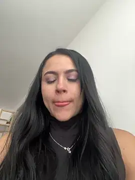 Snapshot of CoralineKam1 chatting on 01/05/25, 03:55 CoralineKam1 online show from 01/05/25, 03:55