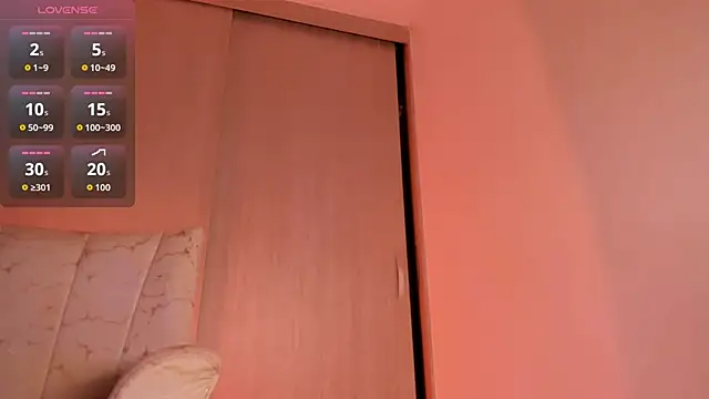 Snapshot of CoralineKam1 chatting on 11/06/25, 08:10 CoralineKam1 online show from 11/06/25, 08:10