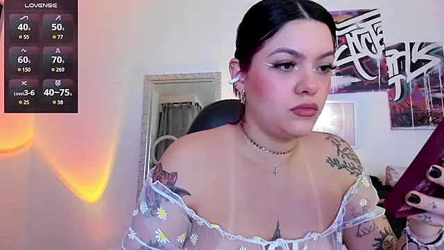 Snapshot of AnnieHuntters chatting on 12/11/24, 01:37 AnnieHuntters online show from 12/11/24, 01:37