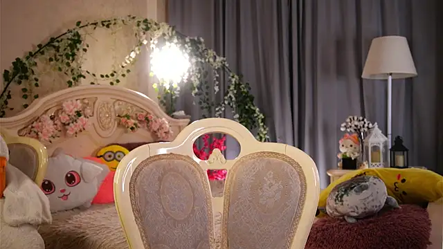 MonaEldon online show from 12/17/25, 02:28