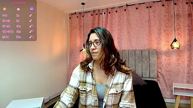 Snapshot of VioletaScott_ chatting on 03/11/25, 01:01 VioletaScott online show from 03/11/25, 01:01