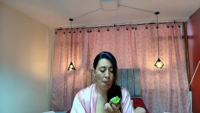 Snapshot of VioletaScott_ chatting on 10/15/25, 03:34 VioletaScott online show from 10/15/25, 03:34