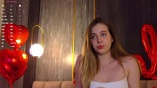 Snapshot of LoraineLuff chatting on 02/21/25, 02:59 LoraineLuff online show from 02/21/25, 02:59