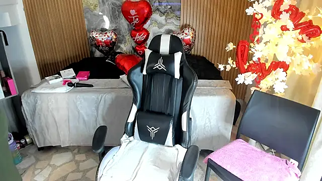 Danna topless online show from 03/11/26, 12:00