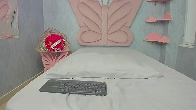 Snapshot of MaddyCute4u chatting on 02/14/25, 06:19 MaddyCute4u online show from 02/14/25, 06:19