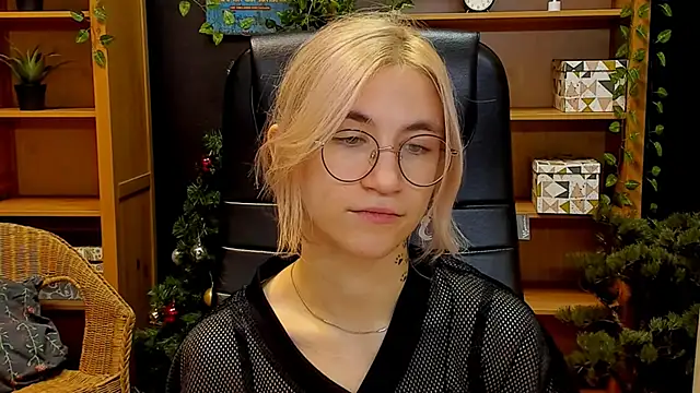 Snapshot of Moon13152 chatting on 12/10/24, 02:50 Moon13152 online show from 12/10/24, 02:50
